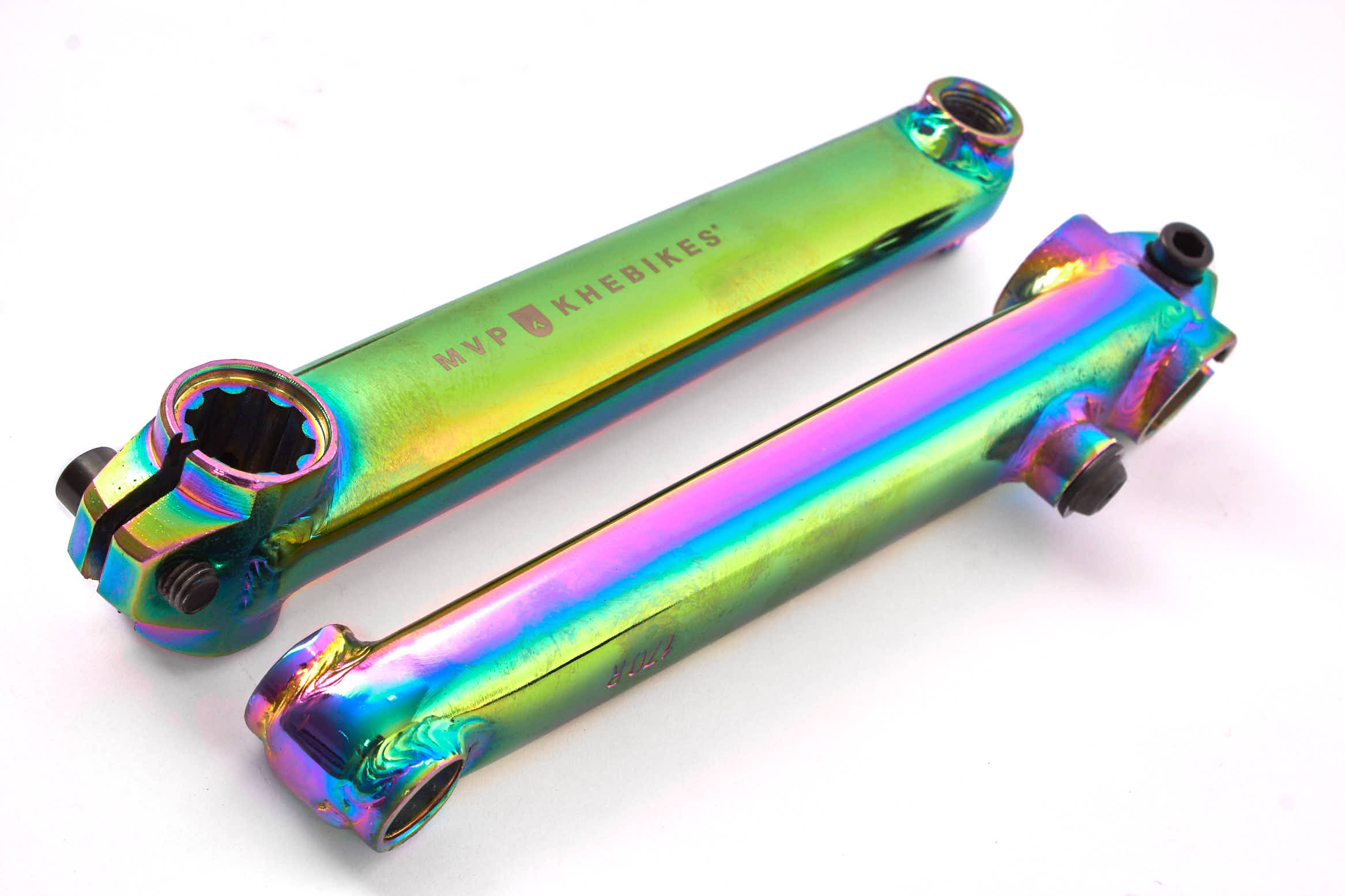 Nebeneinanderliegende Kurbelarme in Oil Slick mit MVP KHEBikes Gravur