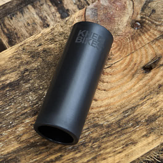 Ansicht von vorne KHEbikes Ersatzhülle Pegs schwarz mit Logo