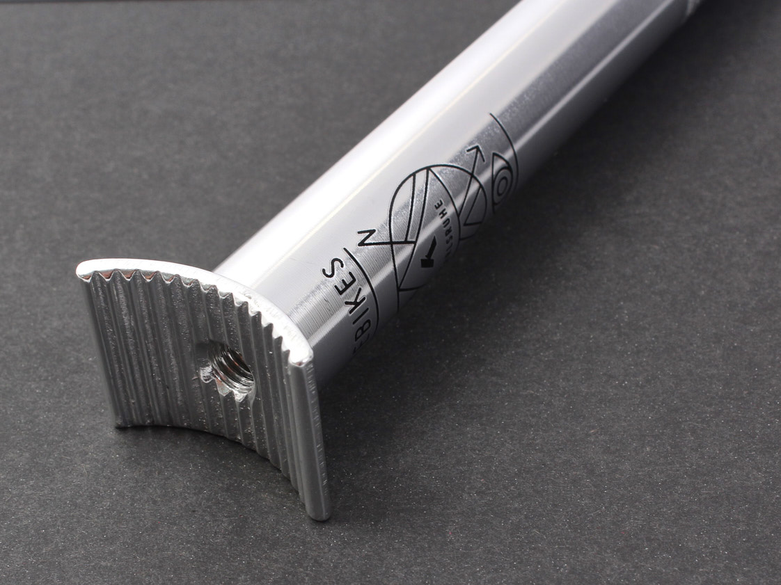 BMX Sattelstange KHE PIVOTAL 25,4mm x 200mm Nahaufnahme Pivotal Winkelsystem in Silber