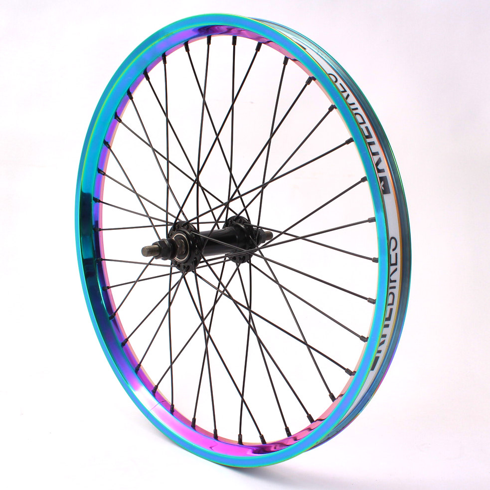 Oil Slick Vorderrad mit schwarzer Achse und Speichen sowie weißem Felgenband mit KHEBikes Schriftzug