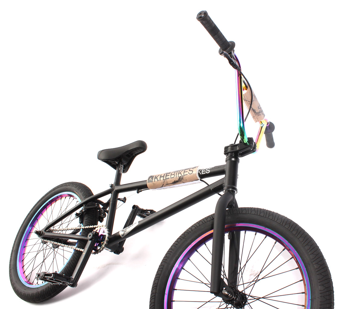 Schwarzes BMX Fahrrad mit beige, schwarzer Rahmen und Lenkerpolsterung