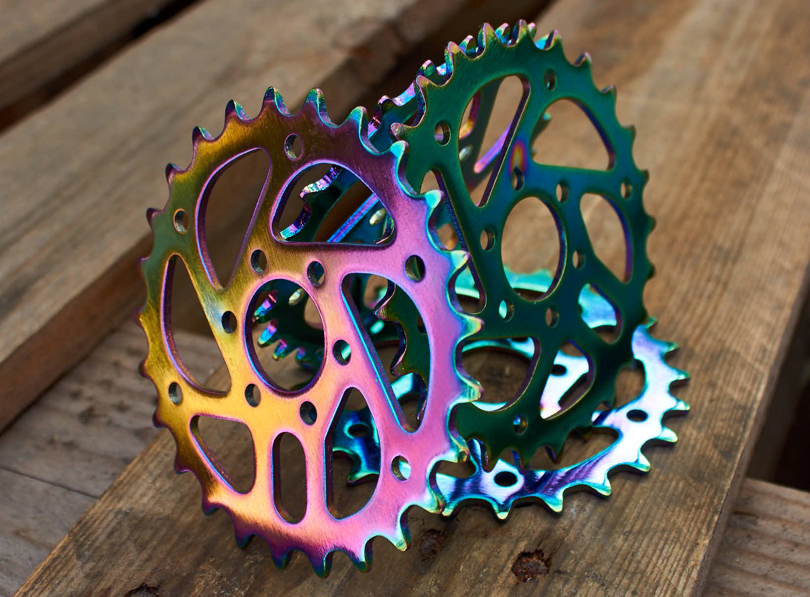 Oil Slick Kettenblätter aneinander gelehnt