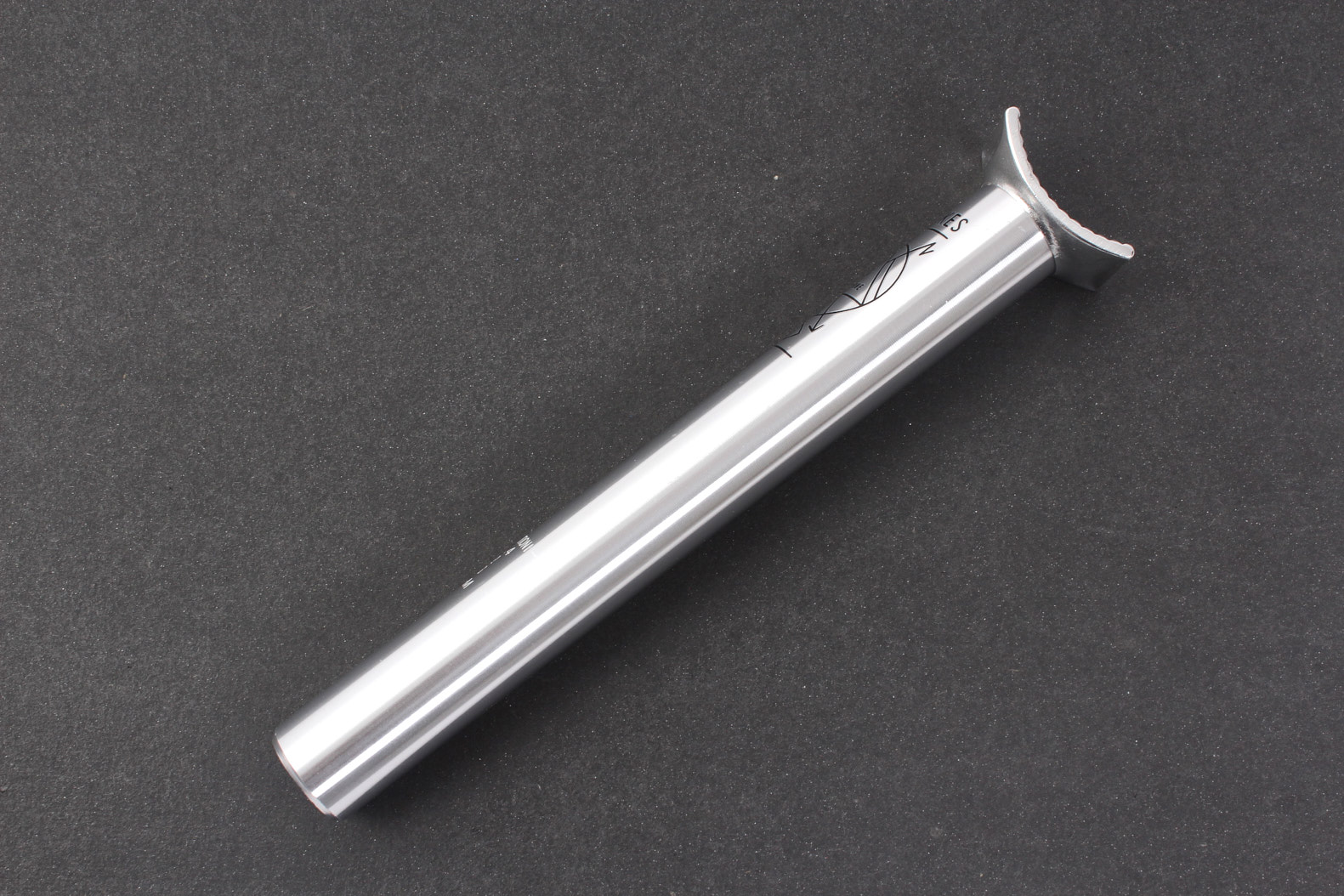 BMX Sattelstange KHE PIVOTAL 25,4mm x 200mm 200mm lange BMX Sattelstange in Silber