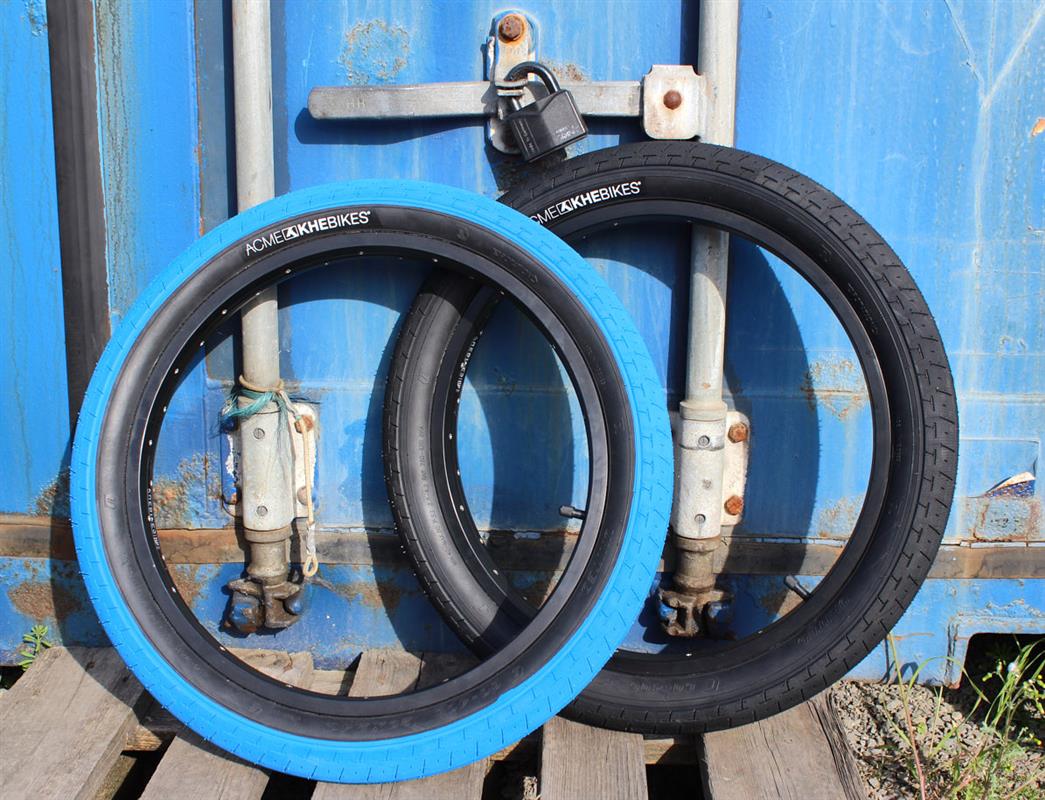 BMX Räder mit schwarzem und blauen Reifen mit weißer ACME KHEbikes Aufschrift