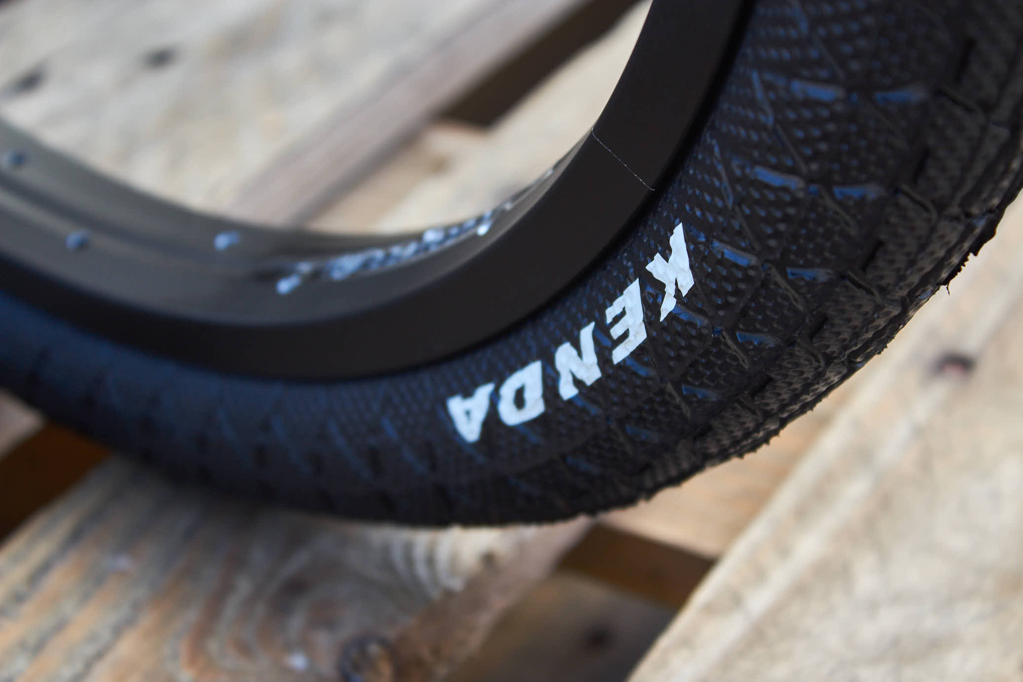 Weißes KENDA Logo auf schwarzem BMX Reifen