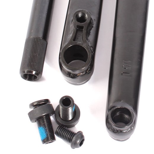 Schwarze Achsschrauben und Kettenblattschraube neben Kurbelarmenden