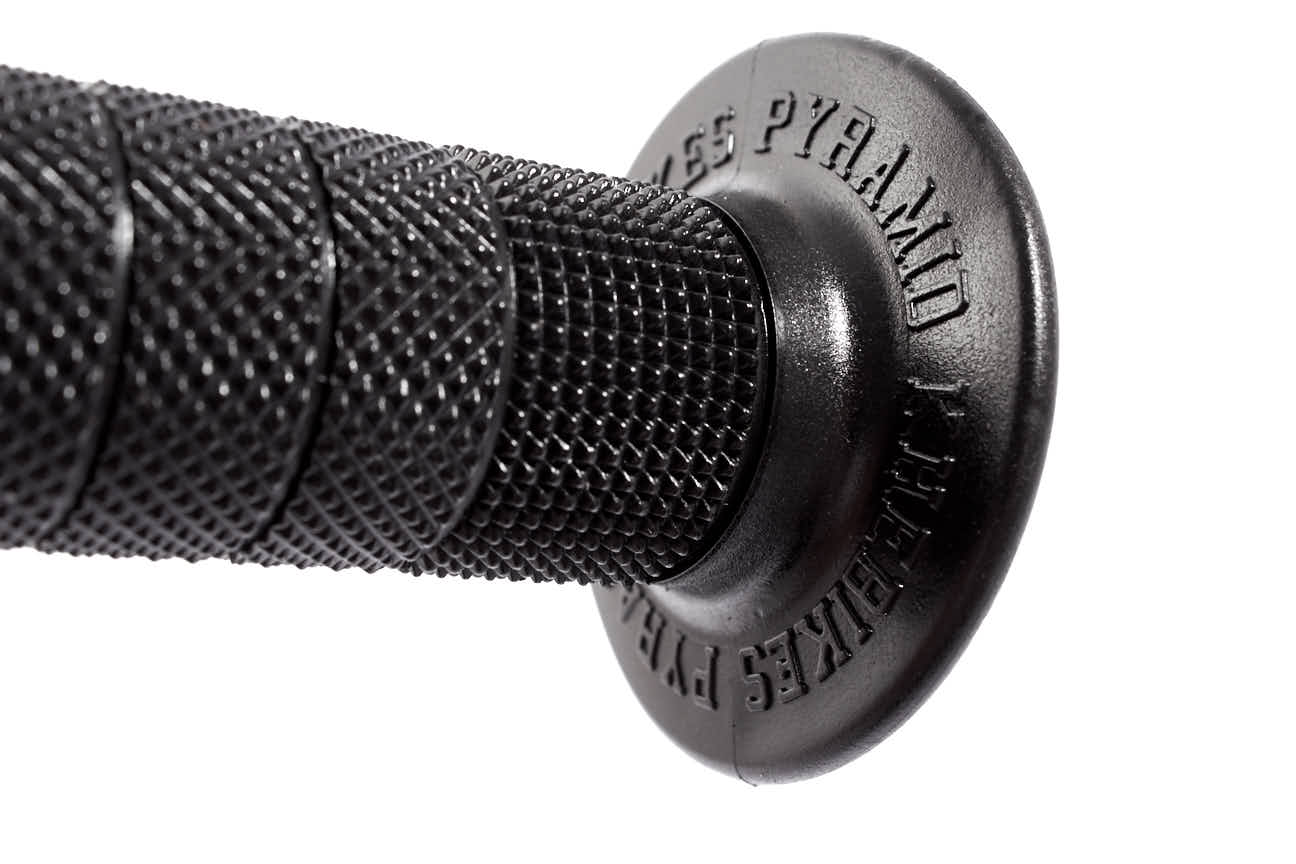 Nahaufnahme  Pyramid KHEBikes Beschriftung in Schwarz an BMX Griff