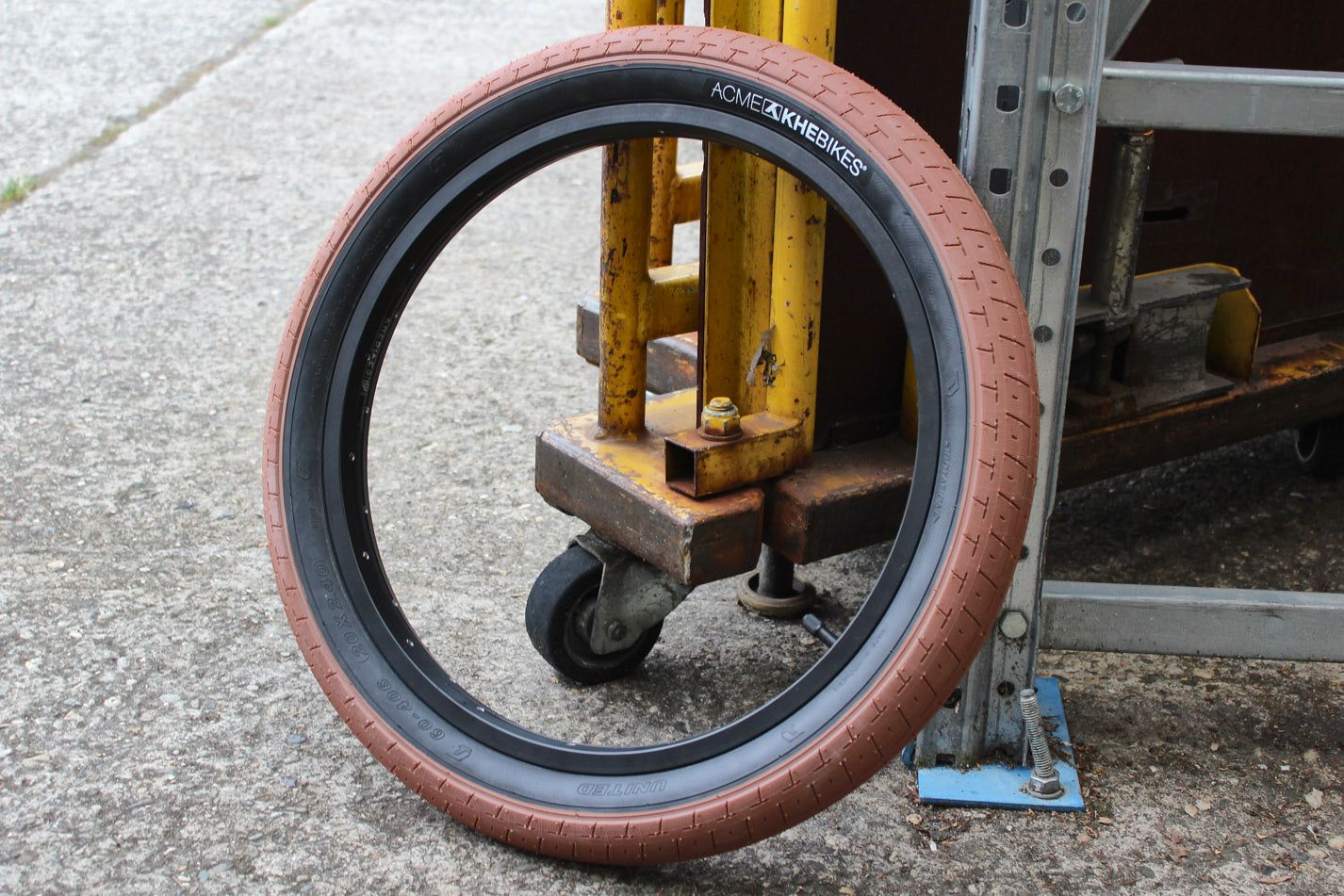 BMX tire set KHE ACME 20 inch x 2.40 inch brown + AV inner tube