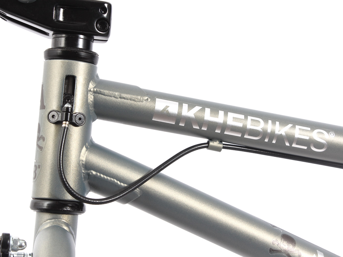 Rahmen grau seitenansicht mit silbernem KHEbikes Aufdruck und schwarzem Bremskabel