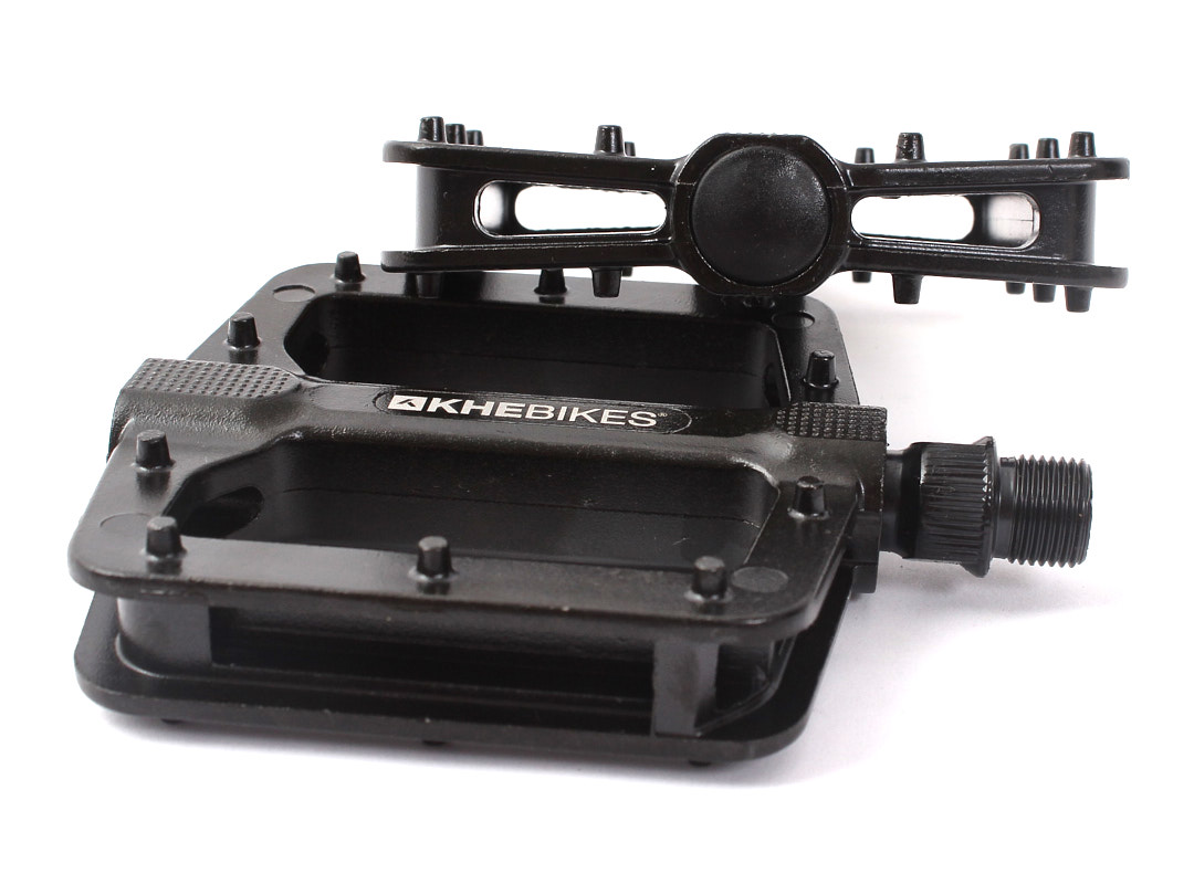 Nahaufnahme übereinanderliegende BMX Pedale in Schwarz Nahaufnahme übereinanderliegende BMX Pedale in Schwarz