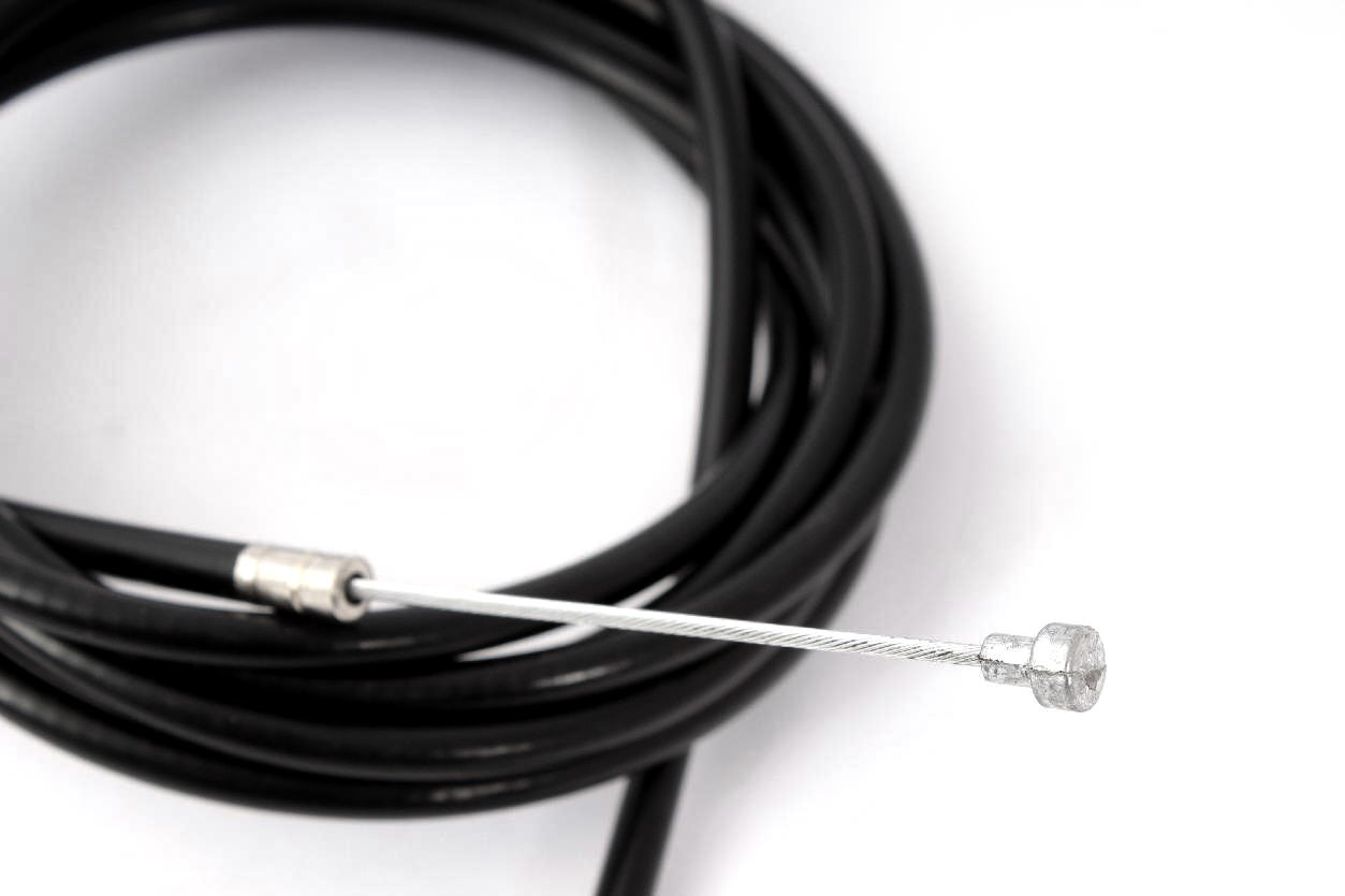 Ende von Bremskabel mit schwarzer Hülle und Birnennippel