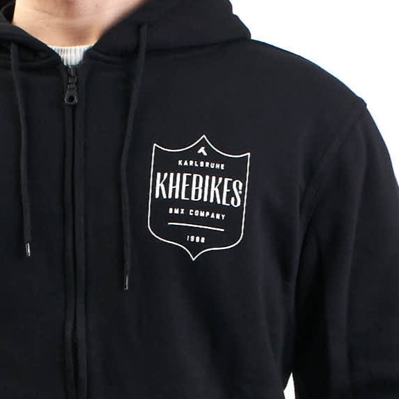 Nahaufnahme KHEBikes Shield Logo auf der Brust