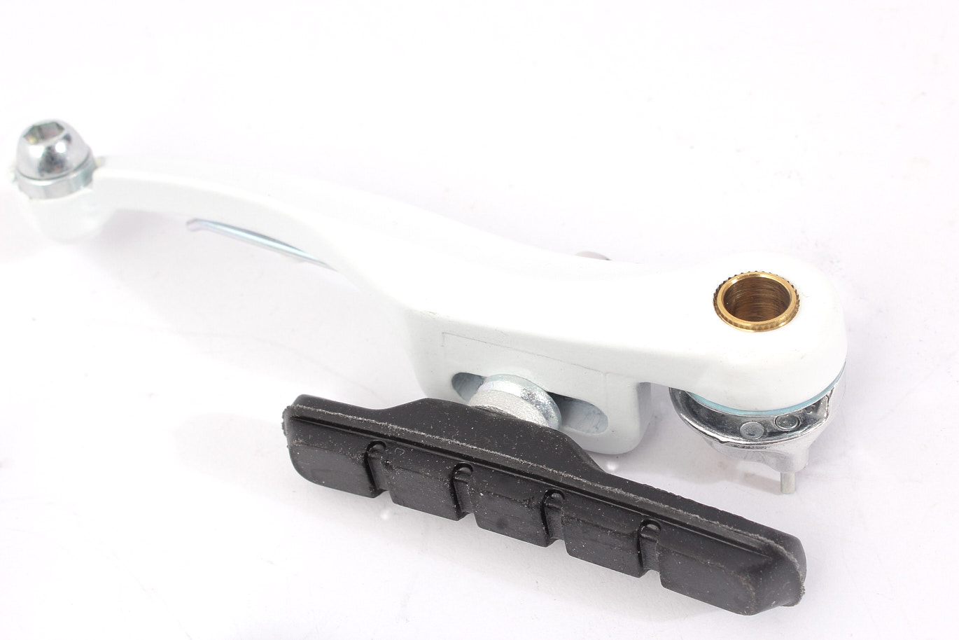 Nahaufnahme weißer V-bremse mit schwarzen Bremsschuh Nahaufnahme weißer V-bremse mit schwarzen Bremsschuh