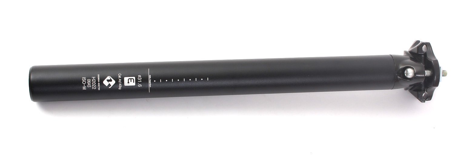 Schwarze Sattelstange mit weißem Aufdruck