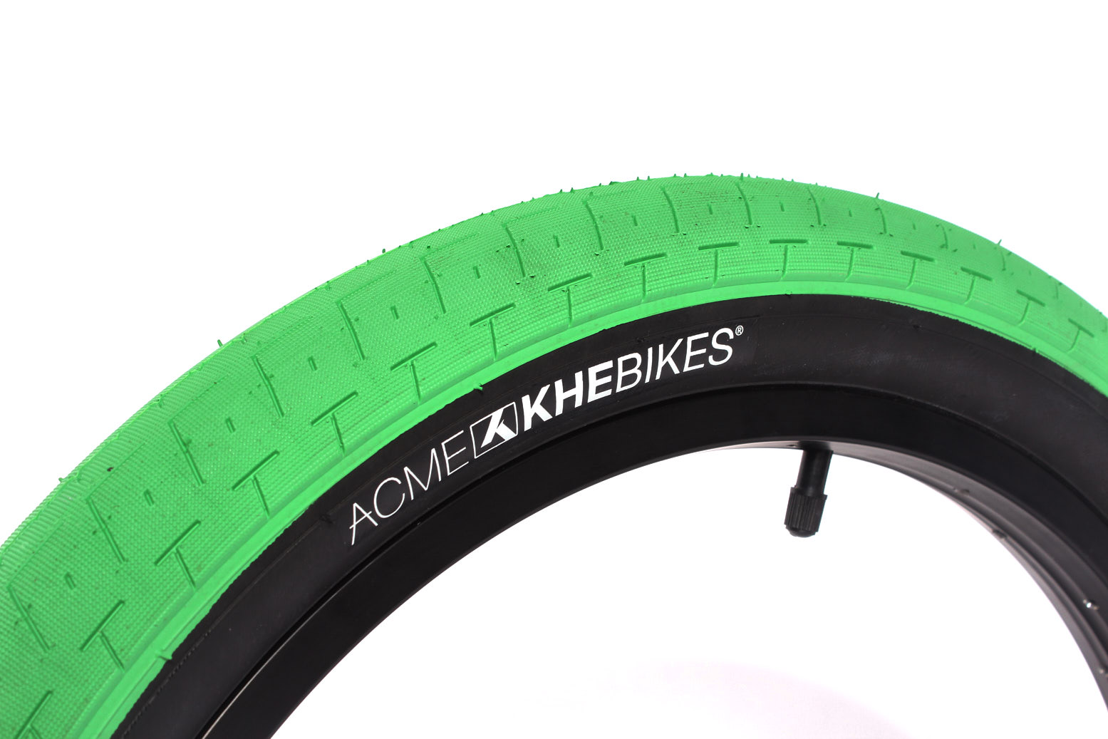 Schwarz, grüner BMX Reifen mit weißer ACME Khebikes Aufschrift 