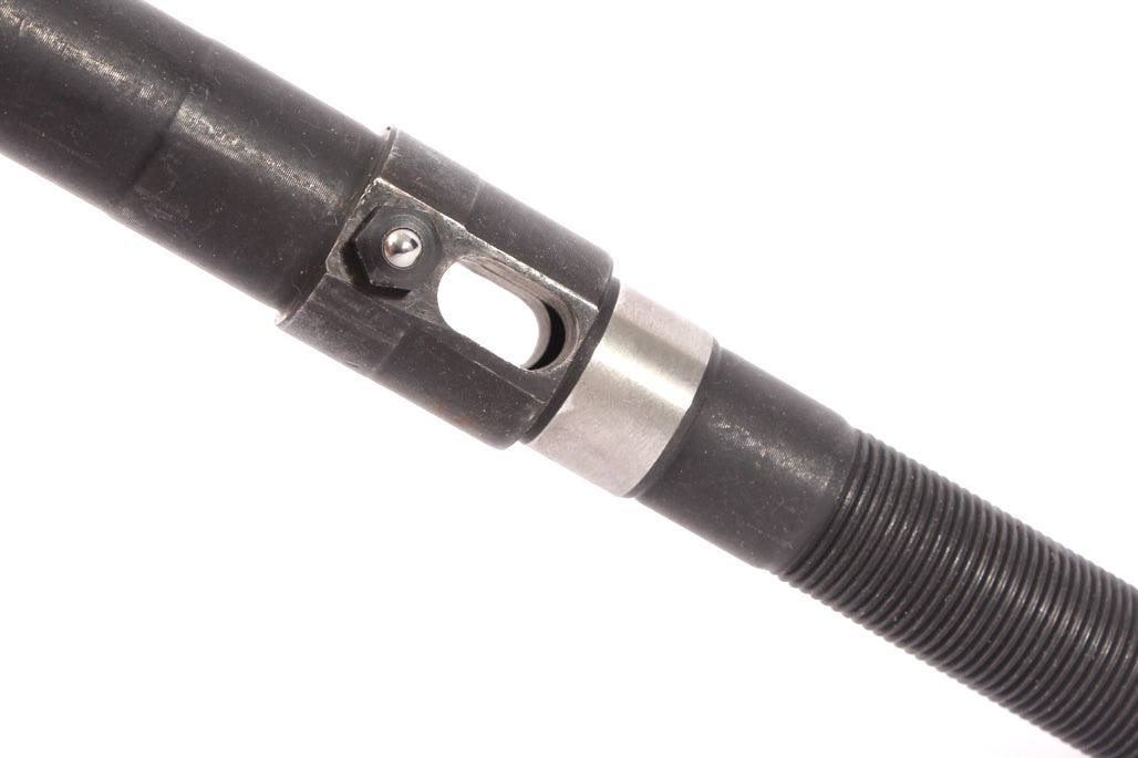 Nahaufnahme Schraubgewinde schwarzer Achse Nahaufnahme Schraubgewinde schwarzer Achse