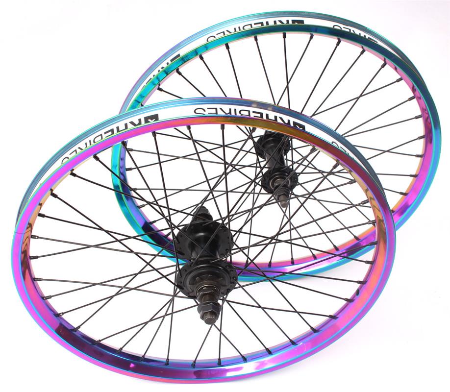 Oil Slick Laufradsatz mit weißen Felgenbänder und schwarzer Achse und Speichen