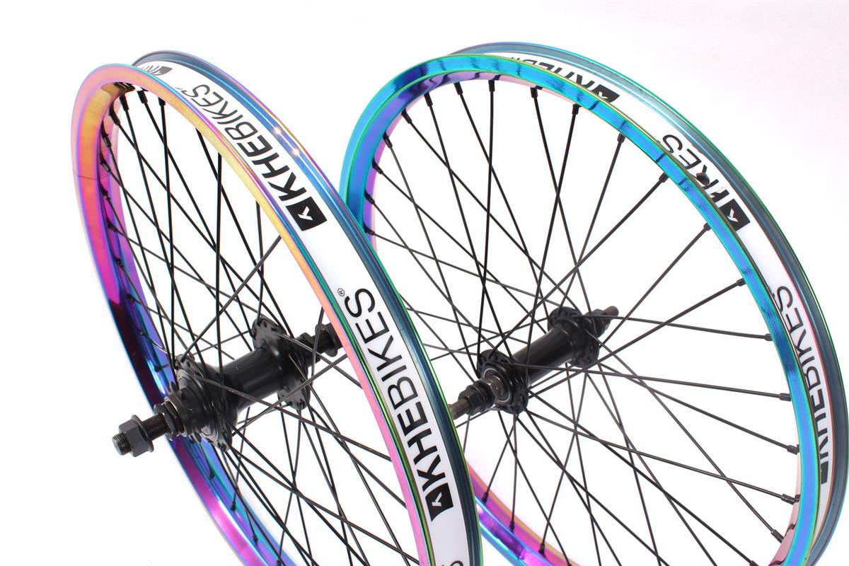 Weiße Felgenbänder mit KHEBikes Aufschrift und Logo in Oil Slick Felge