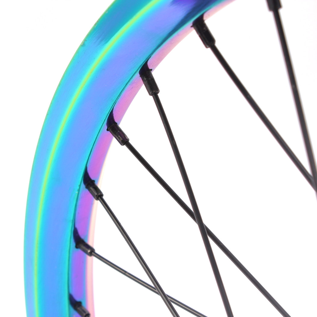 Nahaufnahme Oil Slick Vorderradfelge mit schwarzen Speichen