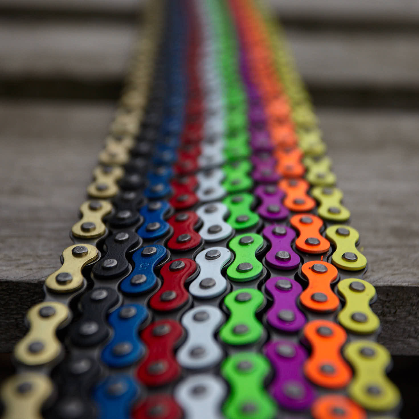 Bunte Fahrradketten nebeneinader 