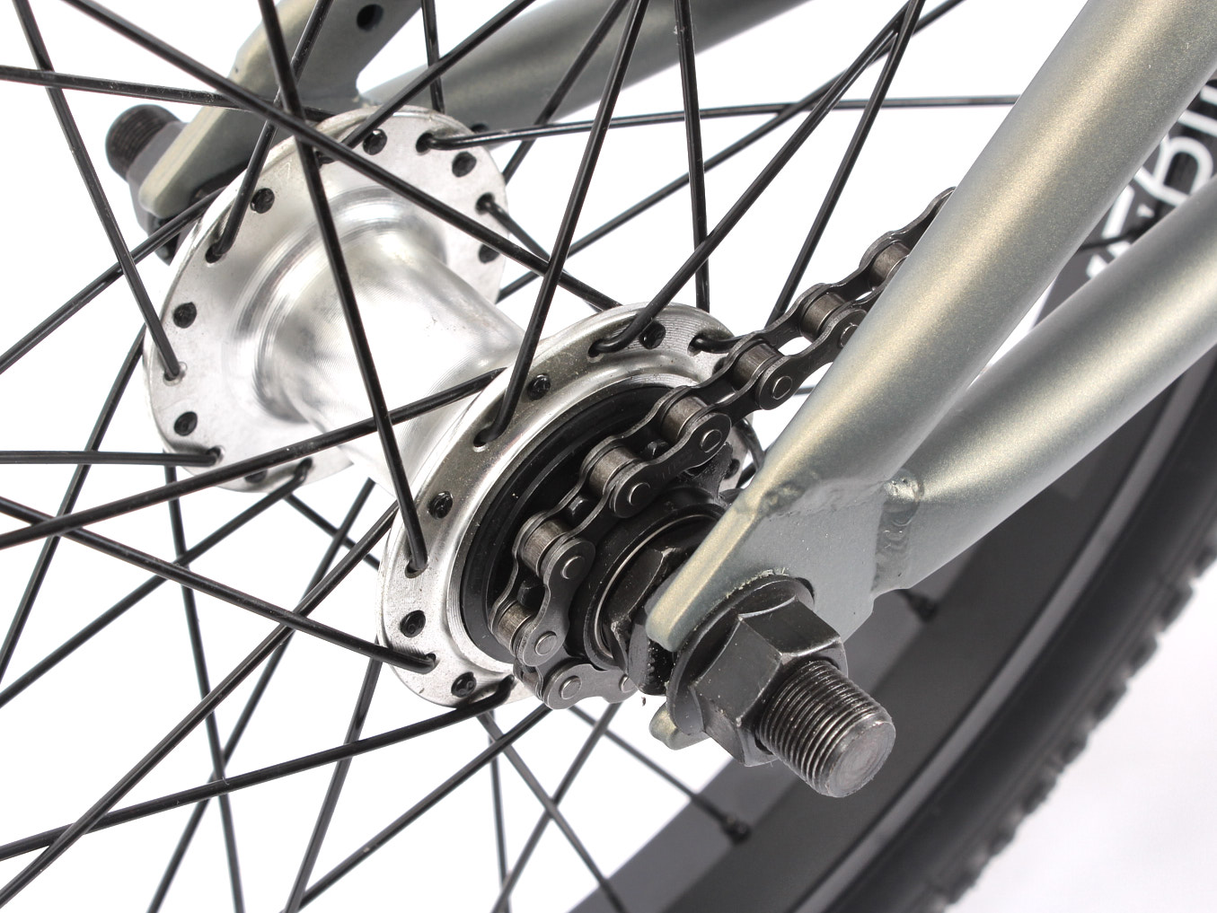 Ansicht von oben auf Kette an Hinterrad mit grauem BMX Rahmen