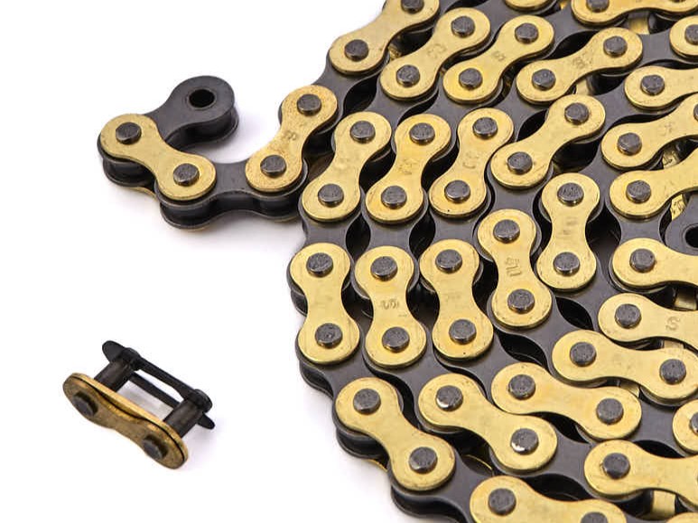 Nahaufnahme Kettenschloss mit Fahrradkette in Gold