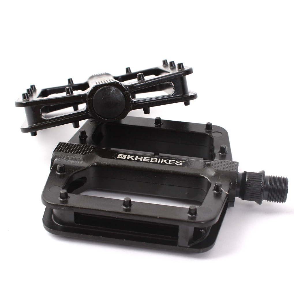 Schwarze Pedale mit Pins und Schraubgewinde Schwarze Pedale mit Pins und Schraubgewinde