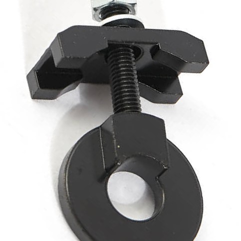 Nahaufnahme Kettenspanner mit Schraubgewinde  Nahaufnahme Kettenspanner mit Schraubgewinde