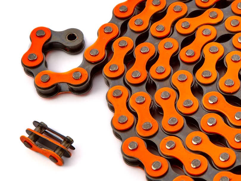 Nahaufnahme Fahrradkette und Kettenschloss in Orange