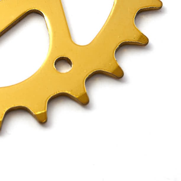 Nahaufnahme Kettenblattzähne in Gold