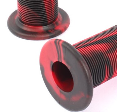 Nahaufnahme Grifföffnung in Rot, Schwarz