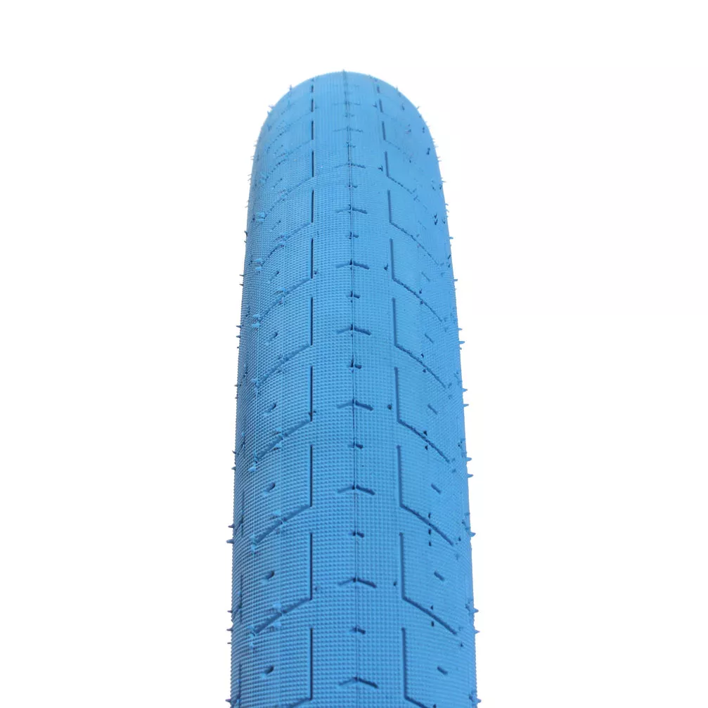 Nahaufnahme von Reifenprofil in blau