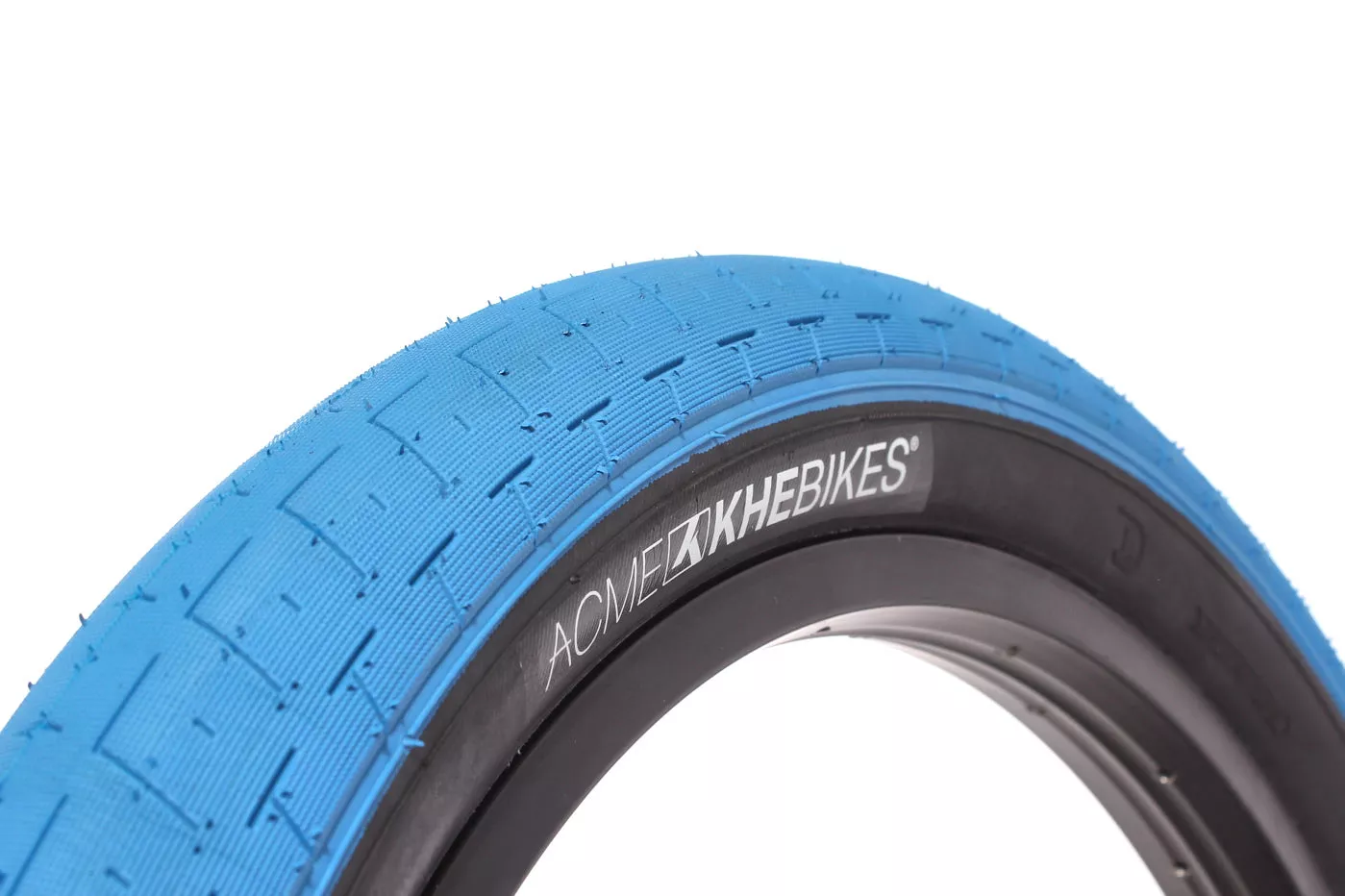 BMX Reifen mit schwarzem Innenring mit weißer ACME KHEbikes Aufschrift unf blauen Profil