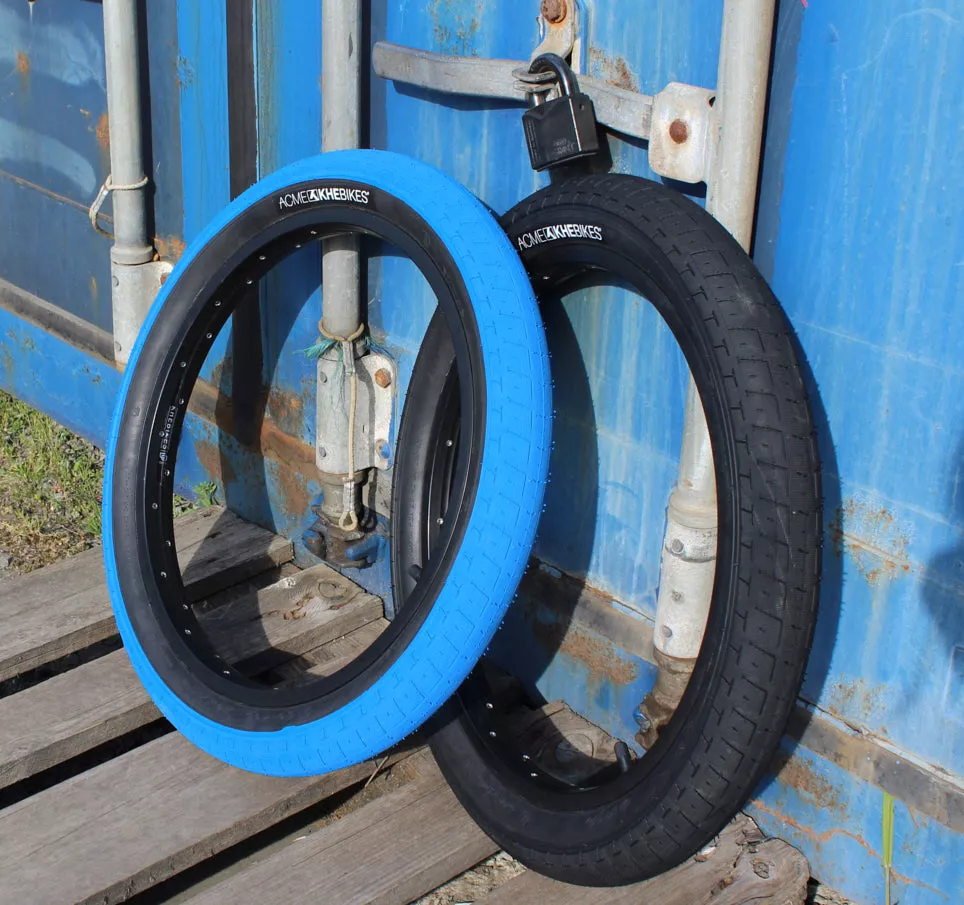 Zwei BMX Räder mit schwarzem und blauen Reifen