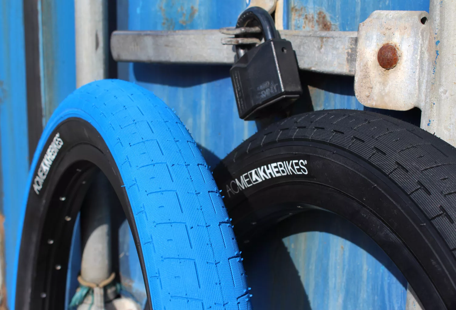 Schwarzer und Blauer Reifen mit weißer ACME KHEbikes Aufschrift