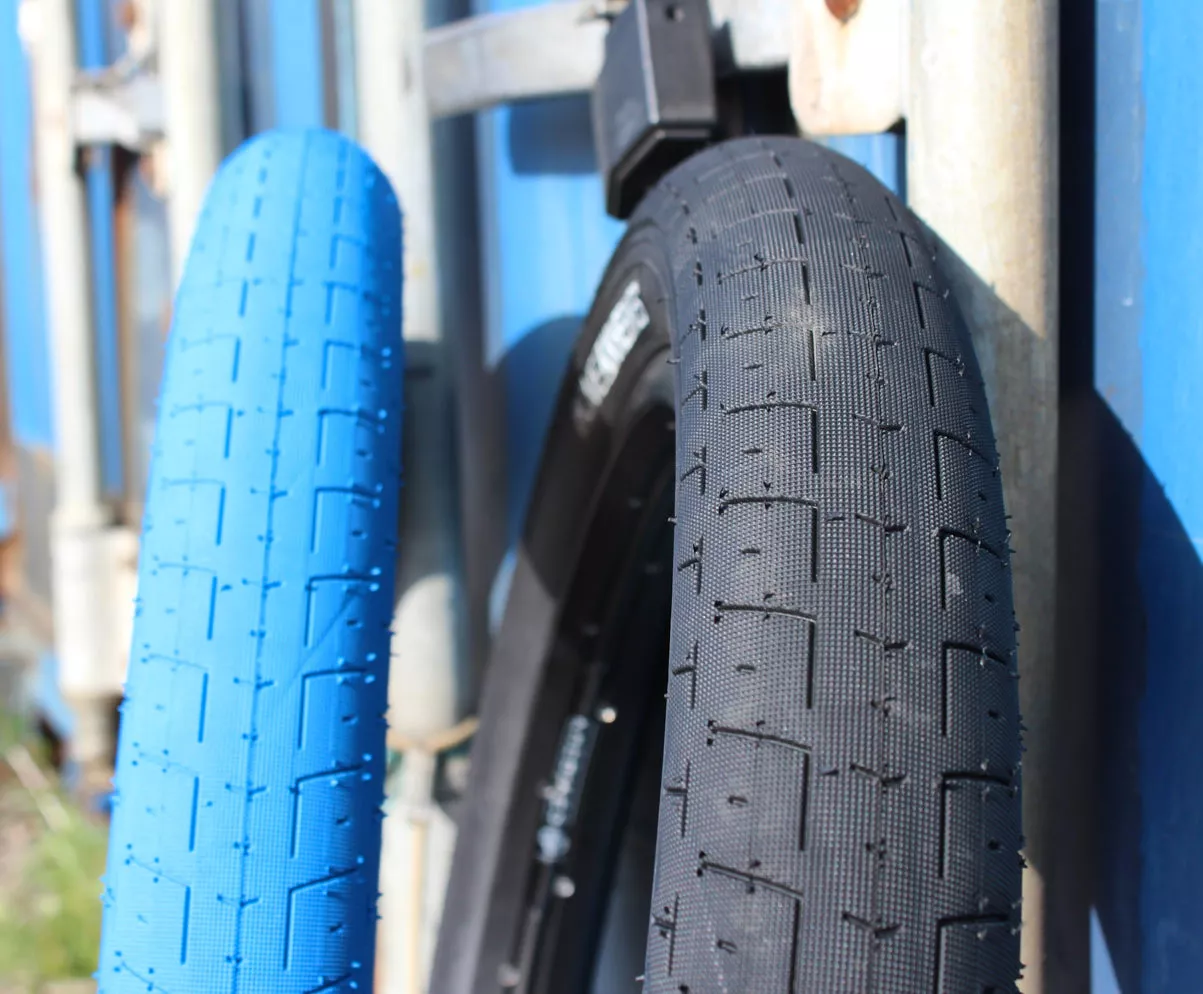 Profil Nahaufnahme zweier BMX Reifen in Schwarz und Blau