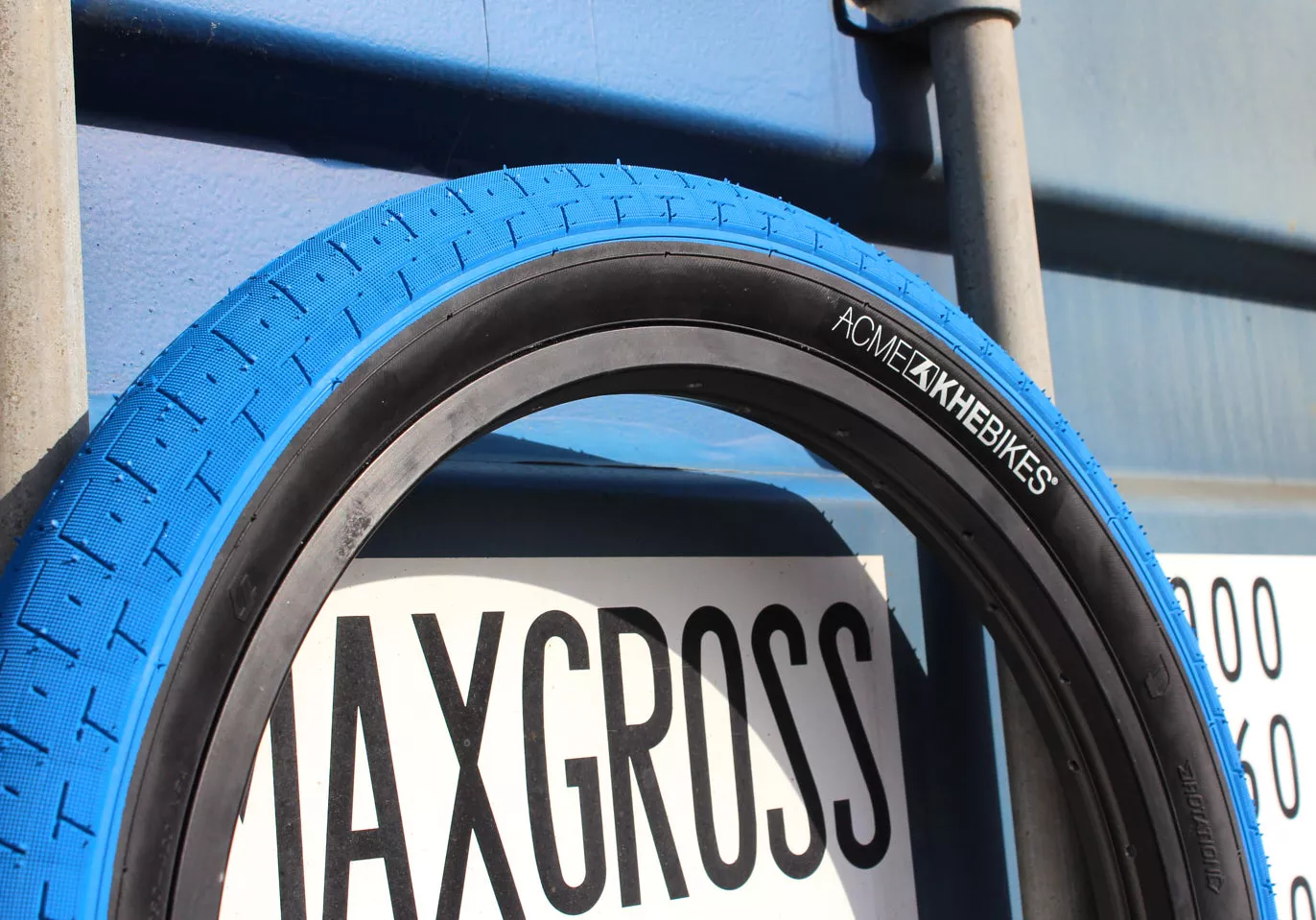 BMX Reifen mit schwarzem Innenring und blauem Profil