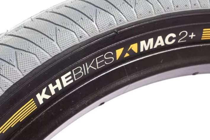 grauer BMX Reifen mit KHEbikes MAC2+ Schriftzug an der Seite